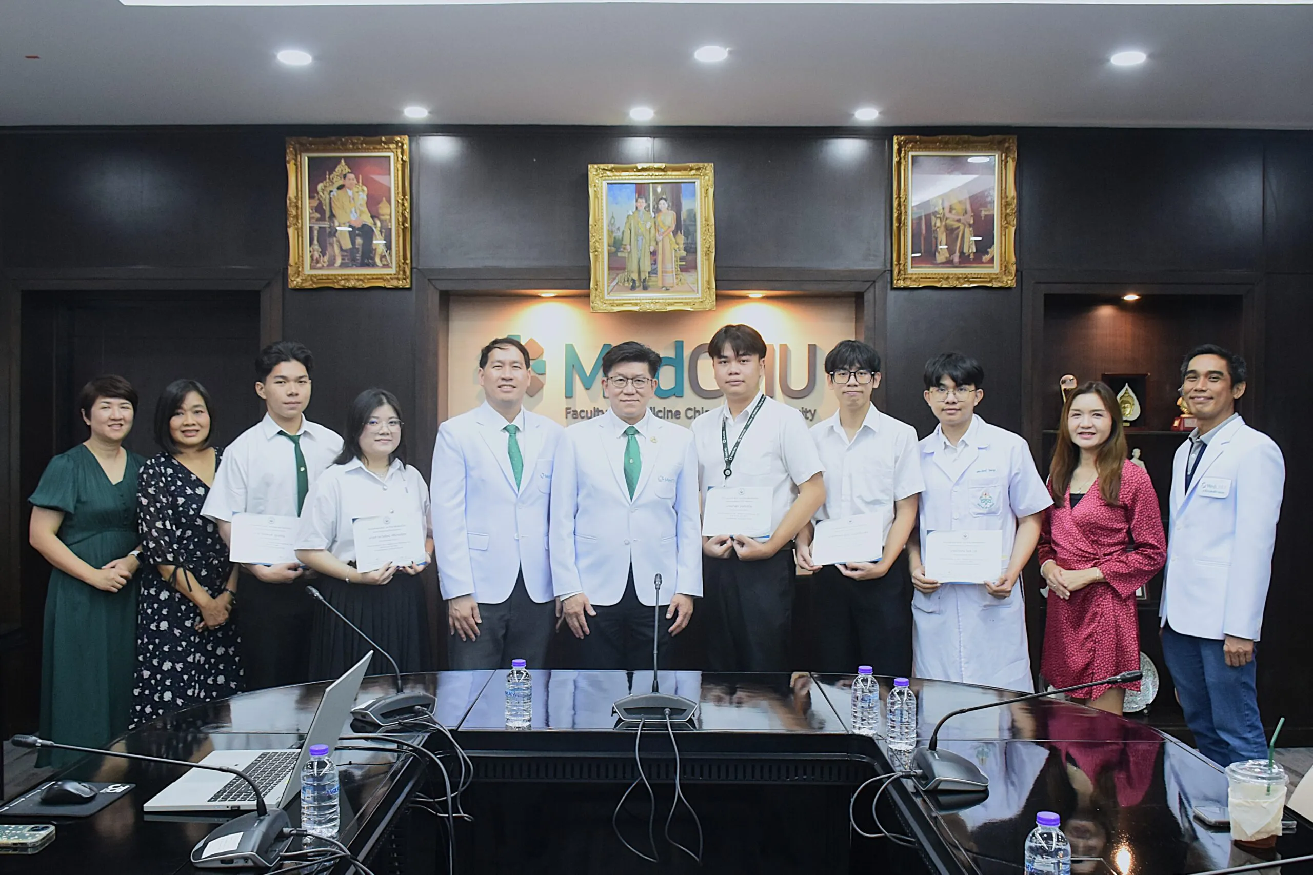 รับมอบเกียรติบัตรและคำอวยพรเพื่อเข้าร่วมกิจกรรมการแข่งขันตอบปัญหาสรีรวิทยา ” 21st Inter – Medical School Physiology Quiz “
