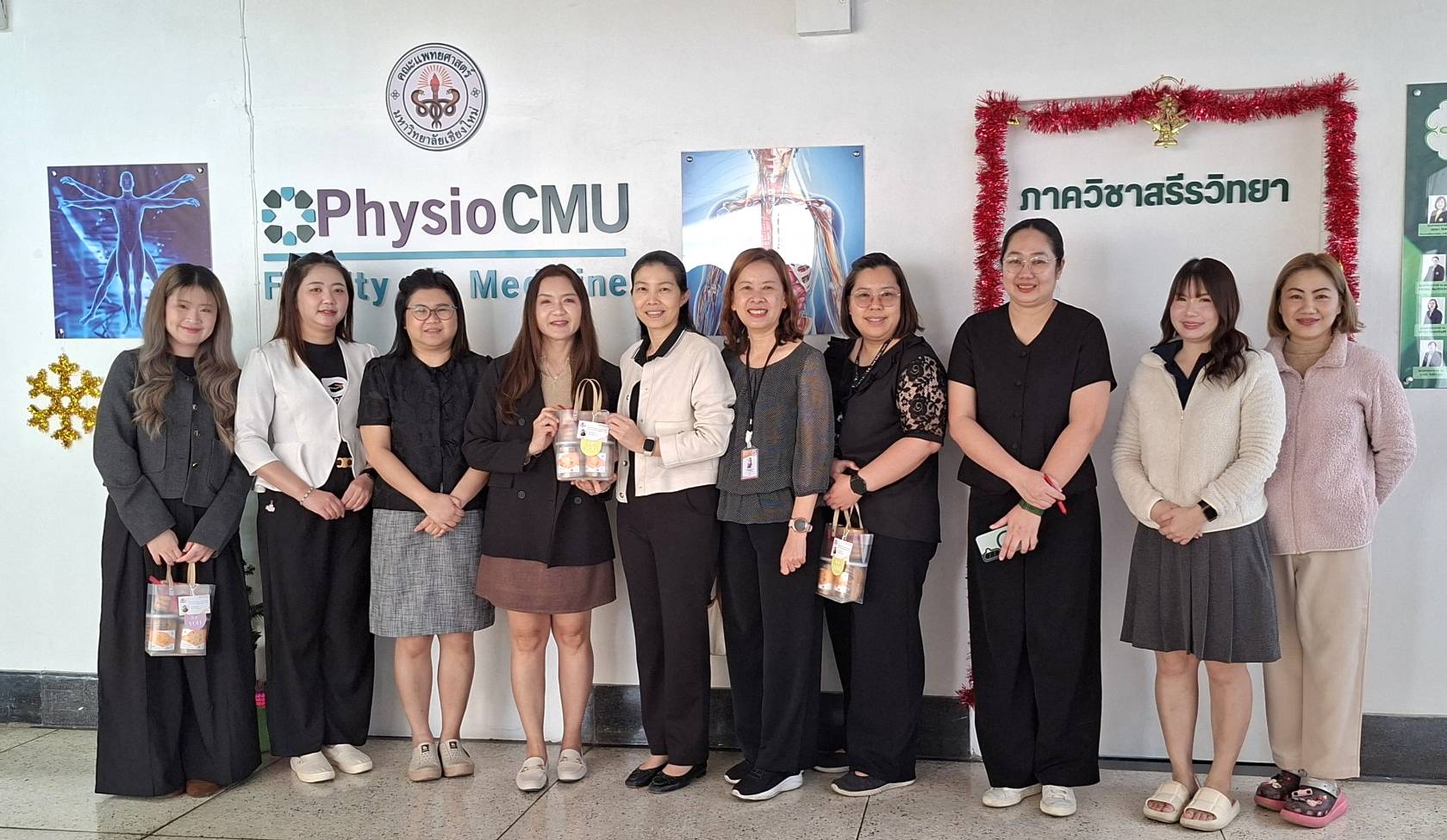 ขอขอบพระคุณท่าน ผู้ช่วยศาสตราจารย์ ดร. สุภารัตน์ วังศรีคุณ และคณะ จากคณะพยาบาลศาตร์ ที่กรุณามอบคุกกี้เป็นของขวัญปีใหม่แก่บุคลากรภาควิชาฯ